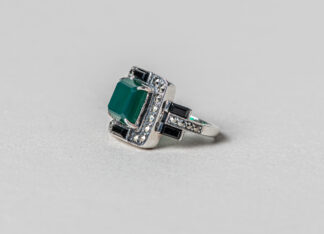 Anillo Crawford realizado a mano en plata con marcasitas, jade verde y onix