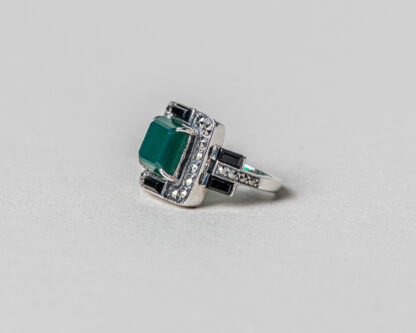 Anillo Marlene realizado a mano en plata con marcasitas, jade verde y madreperla