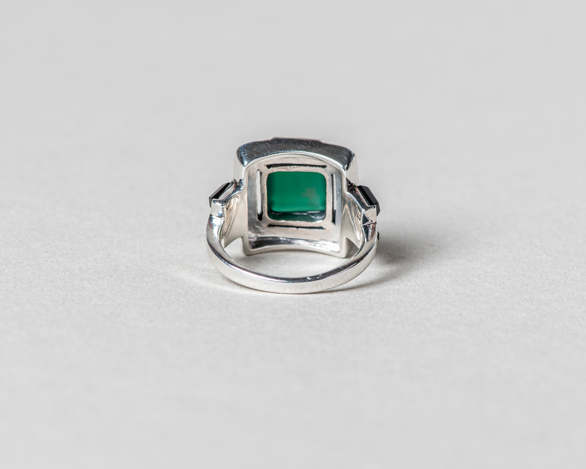 Anillo Marlene realizado a mano en plata con marcasitas, jade verde y madreperla