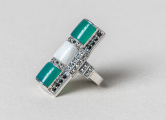 Anillo realizado a mano en plata con marcasitas, jade verde y madreperla