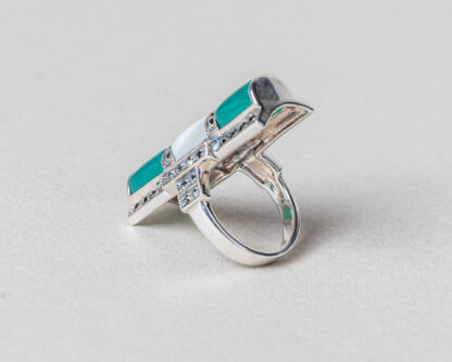 Anillo realizado a mano en plata con marcasitas, jade verde y madreperla