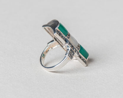 Anillo realizado a mano en plata con marcasitas, jade verde y madreperla