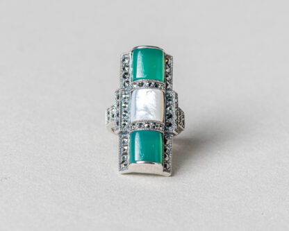 Anillo realizado a mano en plata con marcasitas, jade verde y madreperla