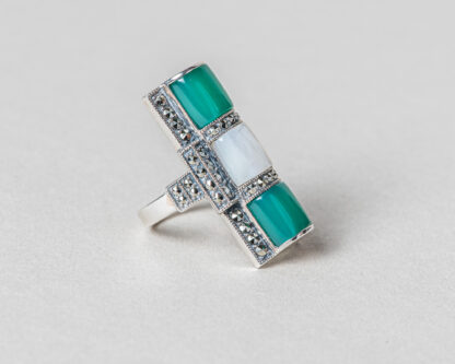 Anillo realizado a mano en plata con marcasitas, jade verde y madreperla