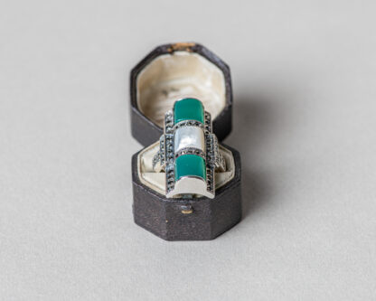 Anillo realizado a mano en plata con marcasitas, jade verde y madreperla