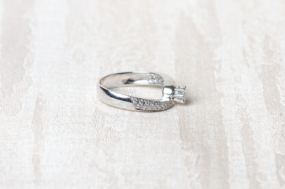 Anillo de pedida en plata con circonitas