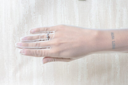 Anillo de pedida en plata con circonitas