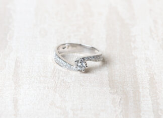 Anillo de pedida en plata con circonitas