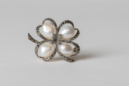 Broche en plata con perlas de agua dulce y marcasitas.