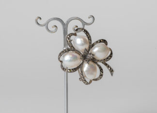 Broche en plata con perlas de agua dulce y marcasitas.