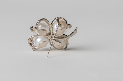 Broche en plata con perlas de agua dulce y marcasitas.