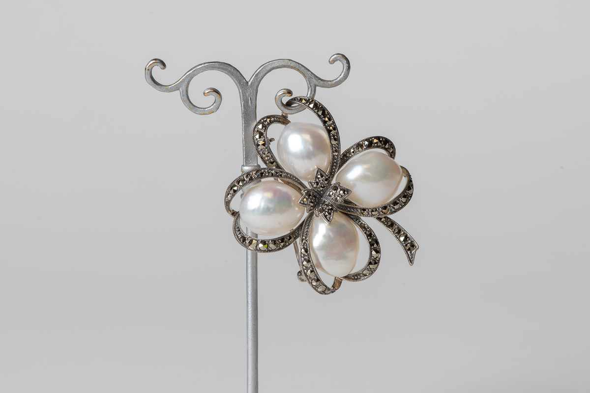 Broche en plata con perlas de agua dulce y marcasitas.