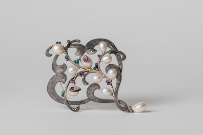 Broche en plata con perlas de agua dulce, marcasitas, rubíes, zafiros y diamantes.