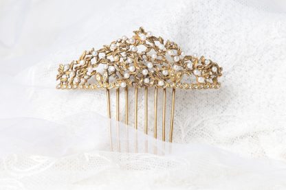Peineta de novia de plata dorada con perlas y circonitas