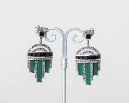 Pendientes Eloise realizados a mano en plata con marcasitas, jade verde natural y ónix