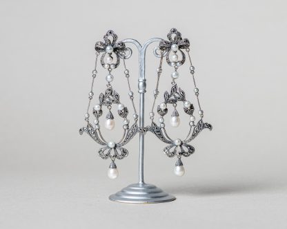 Pendientes Giardini realizados a mano en plata con marcasitas y perlas de agua dulce