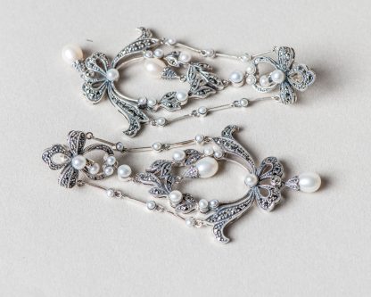 Pendientes Giardini realizados a mano en plata con marcasitas y perlas de agua dulce