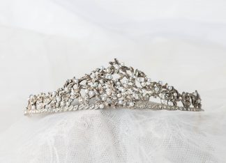 Tiara de plata con perlas de agua dulce y circonitas