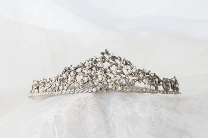 Tiara de plata con perlas de agua dulce y circonitas