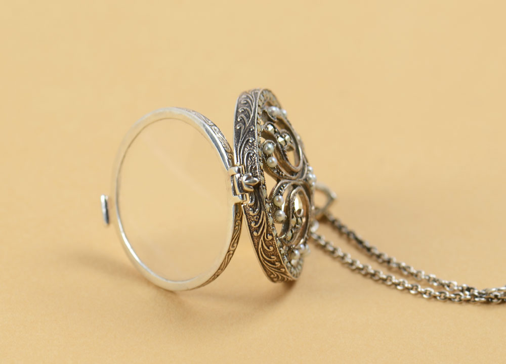 Magnifying glass pendant • López-Linares