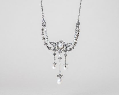 Collar Tiziana realizado a mano en plata con perlas de agua dulce y marcasitas