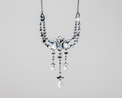 Collar Tiziana realizado a mano en plata con perlas de agua dulce y marcasitas
