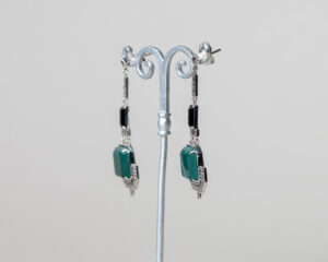 Pendientes Eniades realizados a mano en plata con marcasitas, jade verde natural y ónix