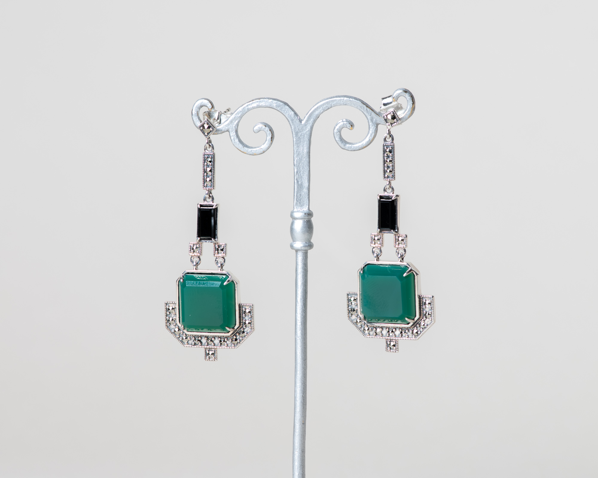 Pendientes Eniades realizados a mano en plata con marcasitas, jade verde natural y ónix