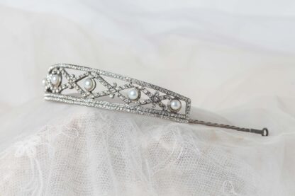 Tiara de plata con perlas de agua dulce circonitas