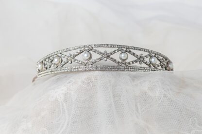 Tiara de plata con perlas de agua dulce circonitas