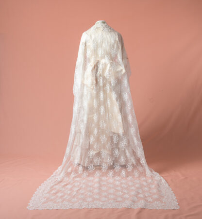 Mantilla Lilium de novia blanca, reproduccion del Siglo XIX