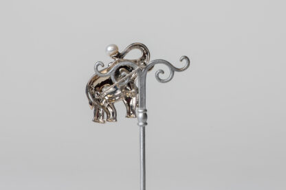Broche en plata, perlas de agua dulce, rubíes y marcasitas.