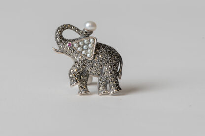 Broche en plata, perlas de agua dulce, rubíes y marcasitas.