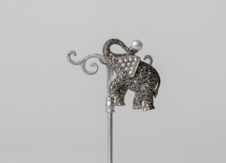Broche en plata, perlas de agua dulce, rubíes y marcasitas.