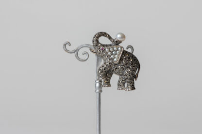 Broche en plata, perlas de agua dulce, rubíes y marcasitas.