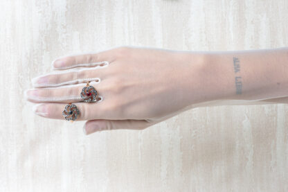Anillo en plata dorada con zafiros.