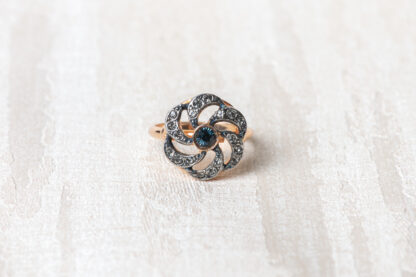 Anillo en plata dorada con zafiros.