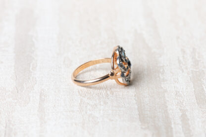 Anillo en plata dorada con zafiros.