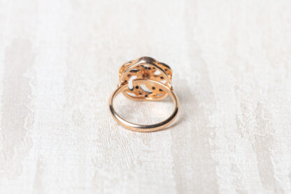 Anillo en plata dorada con zafiros.