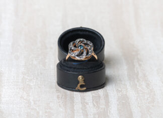 Anillo Antonelli en plata dorada con zafiros.