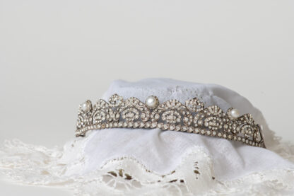 Tiara de plata y circonitas.