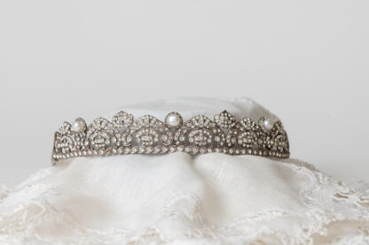 Tiara de plata y circonitas.