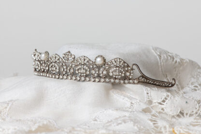 Tiara de plata y circonitas.