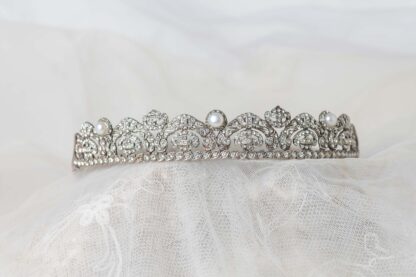 Tiara de plata y circonitas.