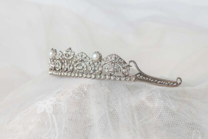 Tiara de plata y circonitas.