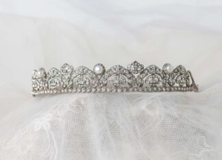 Tiara de plata y circonitas.