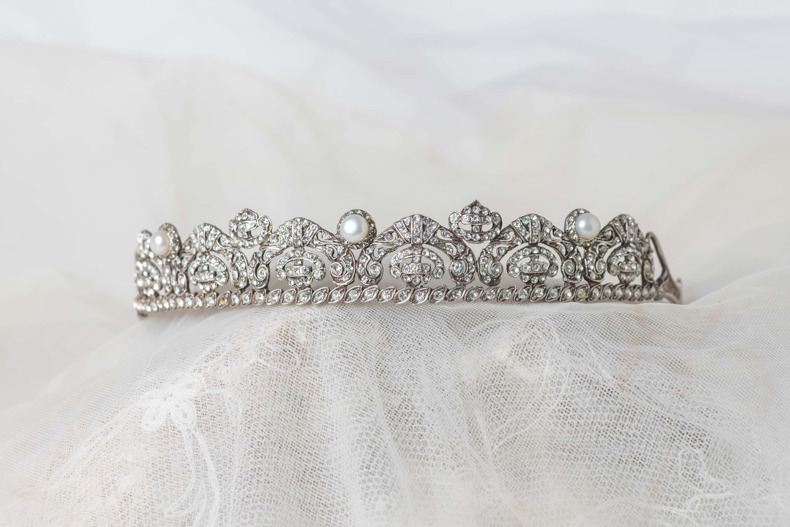 Tiara de plata y circonitas.