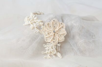 Diadema de microcuentas blancas.
