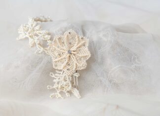 Diadema de microcuentas blancas.