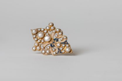 Broche de latón bañado en oro de 24k, con perlas de agua dulce y esmalte.